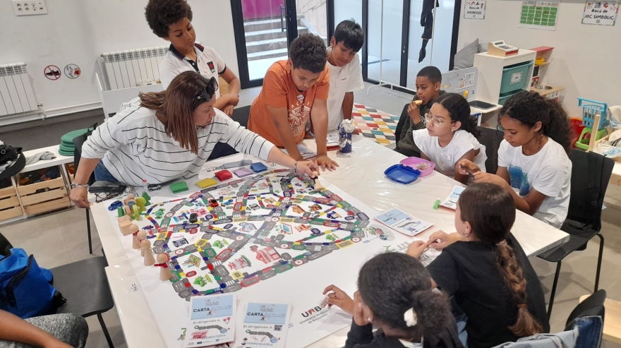 Jóvenes de Barcelona y Eslovenia transforman la seguridad vial en un divertido juego de mesa colaborativo: Slow City Game